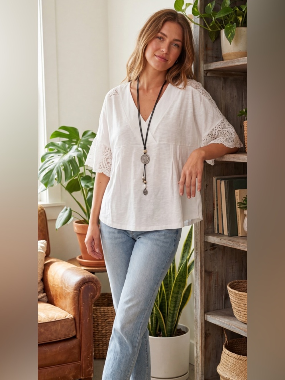 NWT Umgee White Lace Sleeve Blouse Size Med With Necklace BONUS!!